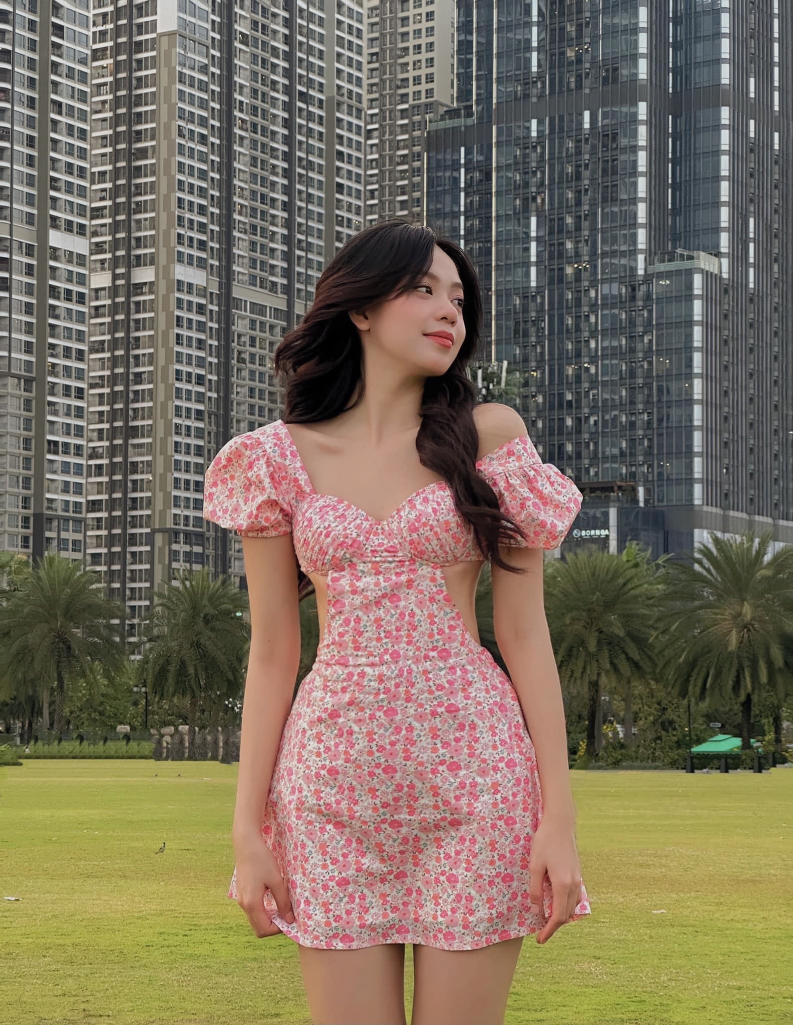 Hoa hậu Thanh Thủy chăm mặc váy ngắn tôn chân dài thẳng tắp