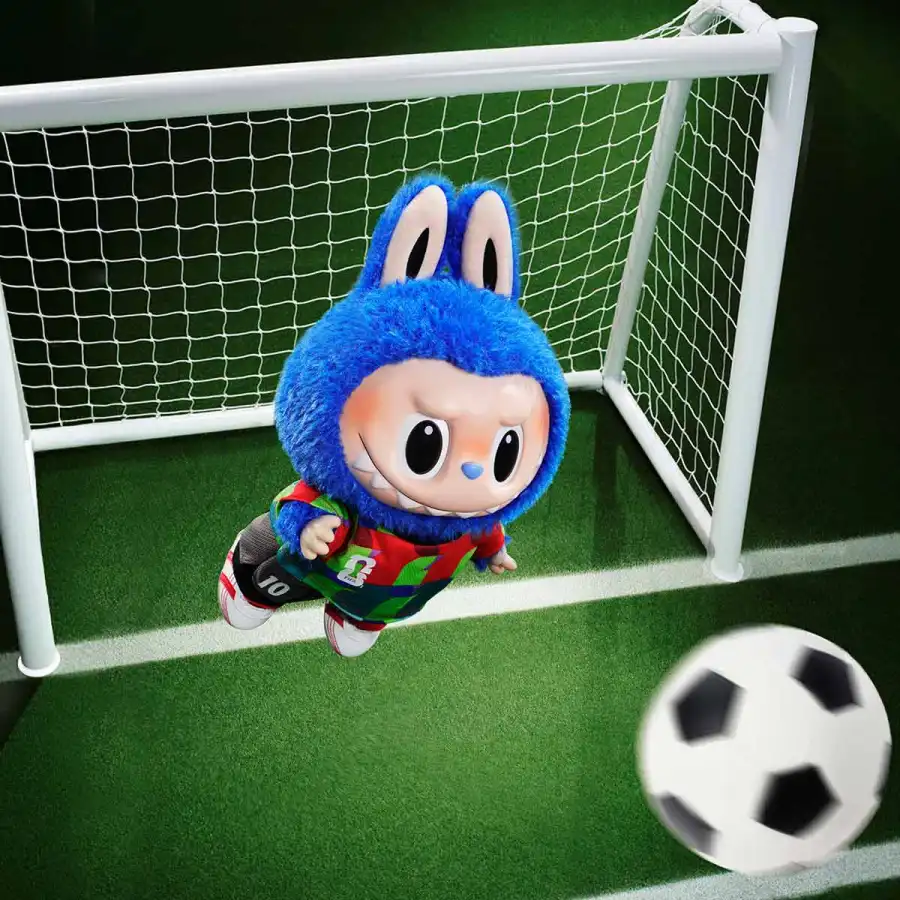 Labubu FIFA Catch the Win 2026 trong bối cảnh khung thành bóng đá, thể hiện khuôn mặt và trang phục