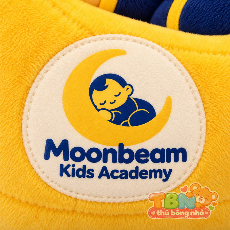 Thú bông Bé Trăng Ngủ Moonbeam – chi tiết logo trên mẫu tham khảo