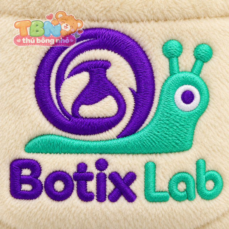 Thú bông Ốc sên Botix Lab – chi tiết logo trên mẫu tham khảo