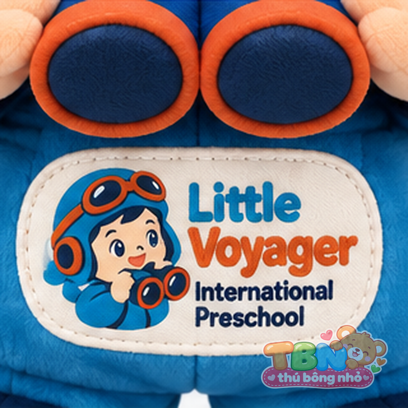 Thú bông Bé Phi Công Little Voyager – chi tiết logo trên mẫu tham khảo