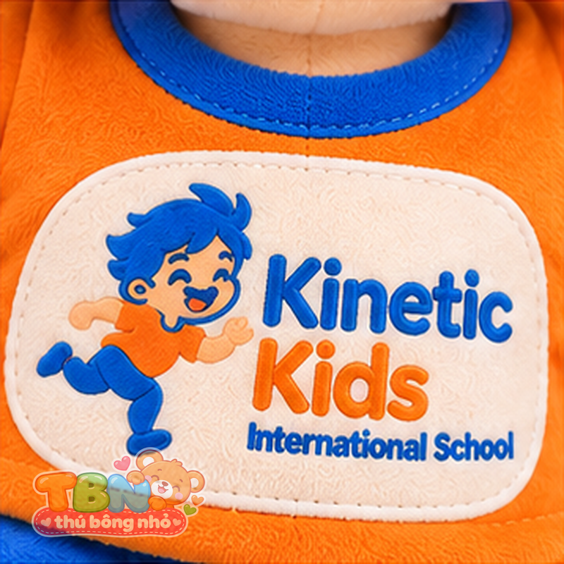Thú bông Bé Kinetic Kids – chi tiết logo trên mẫu tham khảo