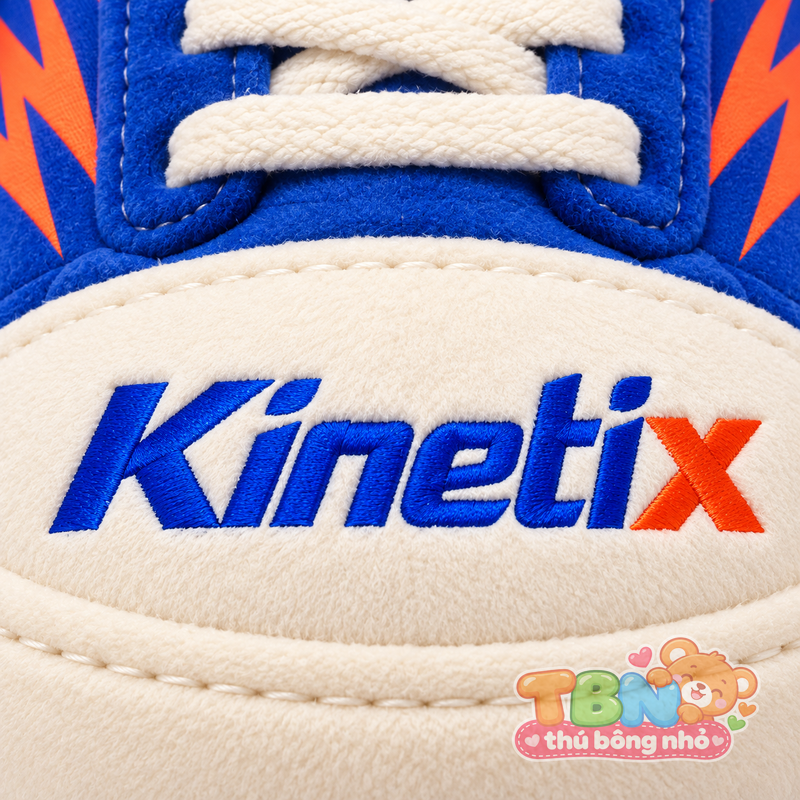 Thú bông Giày thể thao Kinetix – chi tiết logo trên mẫu tham khảo
