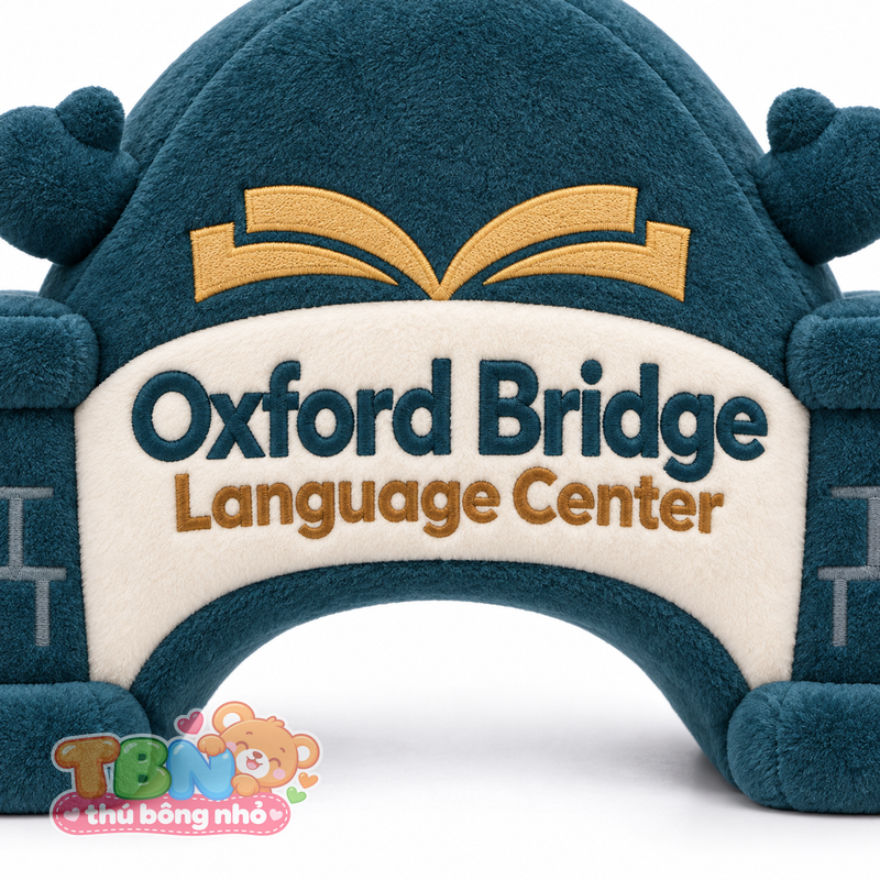Thú bông Cầu đá Oxford Bridge – chi tiết logo trên mẫu tham khảo