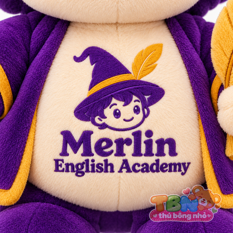 Thú bông Phù thủy nhí Merlin – chi tiết logo trên mẫu tham khảo