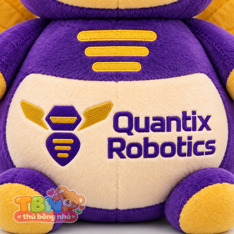 Thú bông Ong robot Quantix – chi tiết logo trên mẫu tham khảo