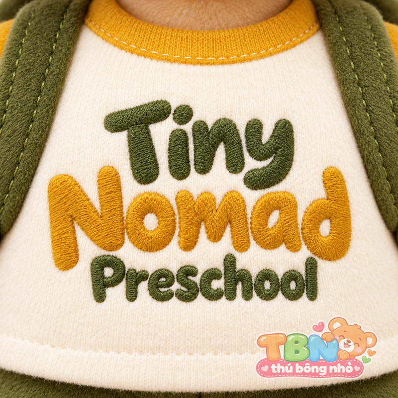 Thú bông Bé Du Mục Tiny Nomad – chi tiết logo trên mẫu tham khảo
