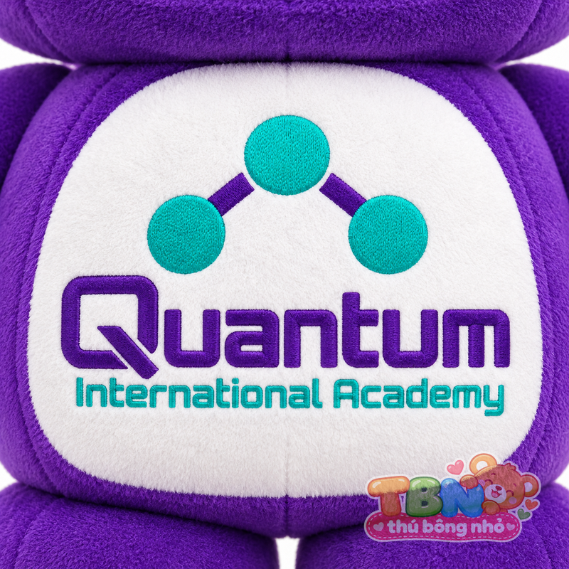 Thú bông Robot Qubi Quantum – chi tiết logo trên mẫu tham khảo