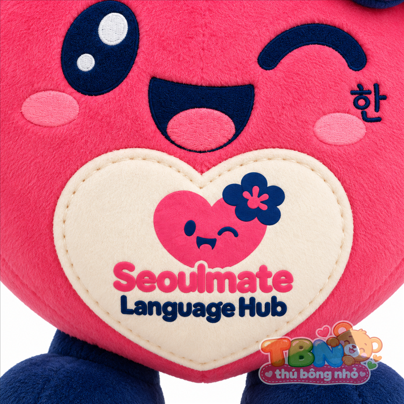 Thú bông Trái tim Seoulmate – chi tiết logo trên mẫu tham khảo