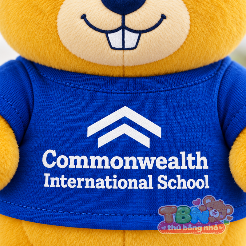 Thú bông Hải ly Comi Commonwealth – chi tiết logo trên mẫu tham khảo