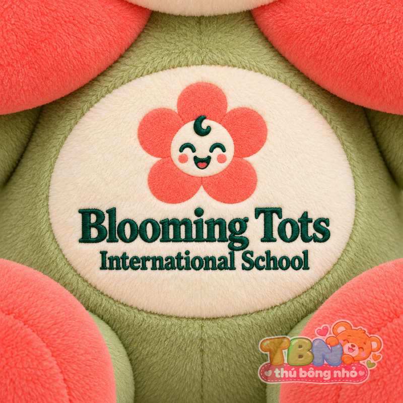 Thú bông Bé Hoa Nở Blooming Tots – chi tiết logo trên mẫu tham khảo