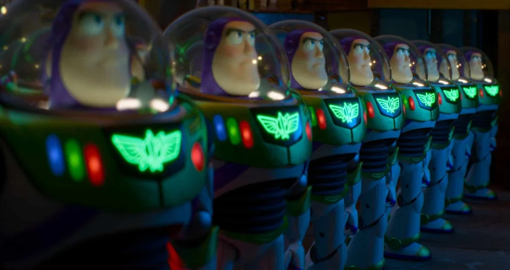 Các nhân vật trong một cảnh phim Toy Story 5 của Disney và Pixar