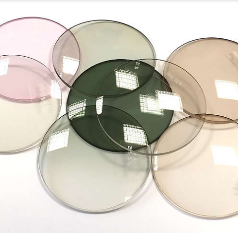 TRÒNG ESSILOR ESSENTIALS EVERYDAY 1.56 Sun X - Đổi màu Khói